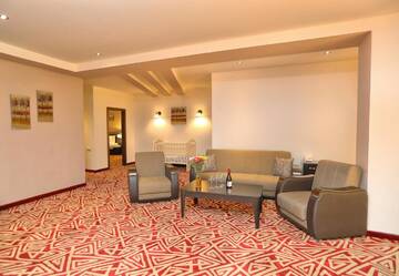 Фото номера Семейный люкс Отель Aghveran Ararat Resort Hotel г. Арзакан 4
