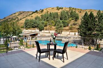 Фото номера Двухместный номер с 1 кроватью, вид на сад Отель Aghveran Ararat Resort Hotel г. Арзакан 4