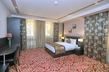 Фото номера Семейный люкс Отель Aghveran Ararat Resort Hotel г. Арзакан 3