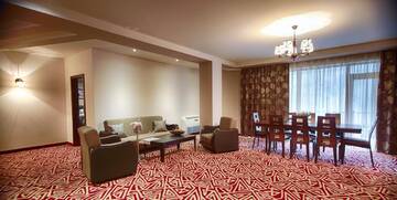 Фото номера Семейный люкс Отель Aghveran Ararat Resort Hotel г. Арзакан 7